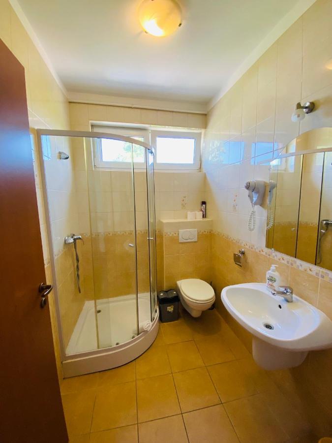 Appartement Gabi Lux Apartman à Hajdúszoboszló Extérieur photo
