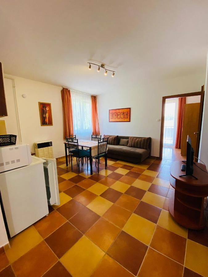 Appartement Gabi Lux Apartman à Hajdúszoboszló Extérieur photo