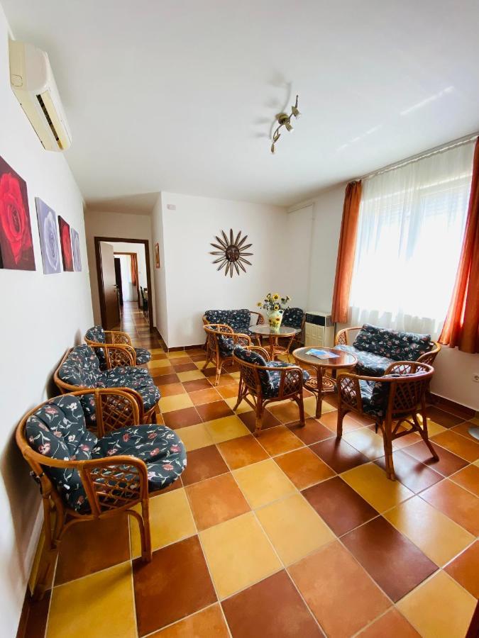 Appartement Gabi Lux Apartman à Hajdúszoboszló Extérieur photo