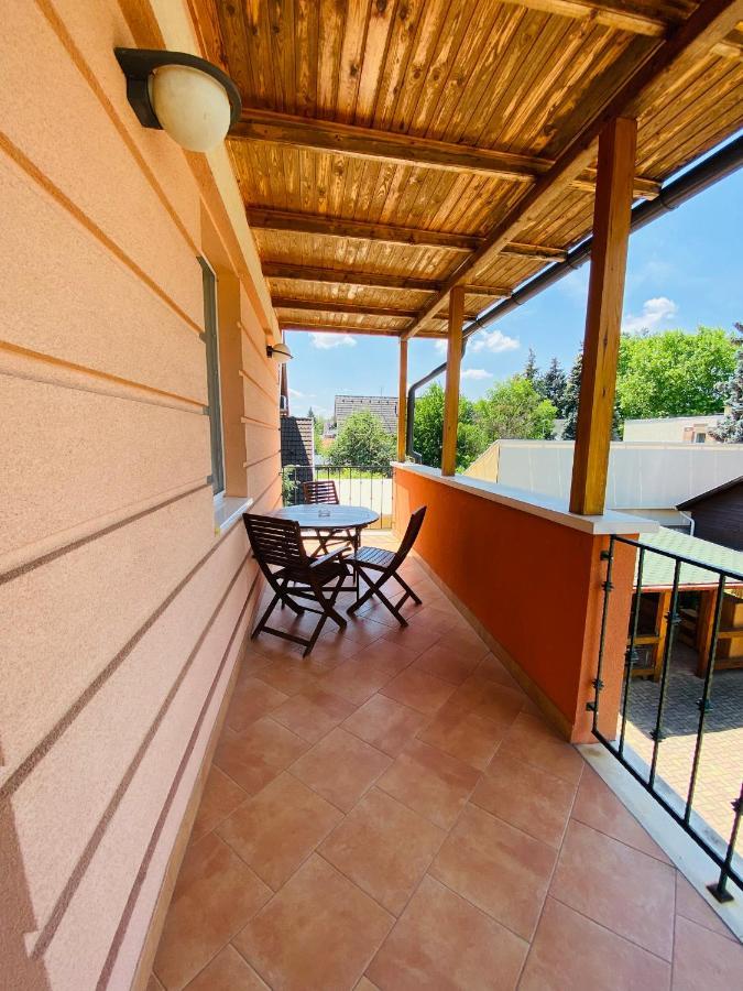 Appartement Gabi Lux Apartman à Hajdúszoboszló Extérieur photo