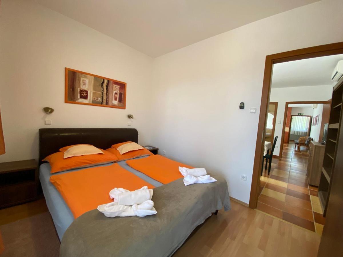 Appartement Gabi Lux Apartman à Hajdúszoboszló Extérieur photo