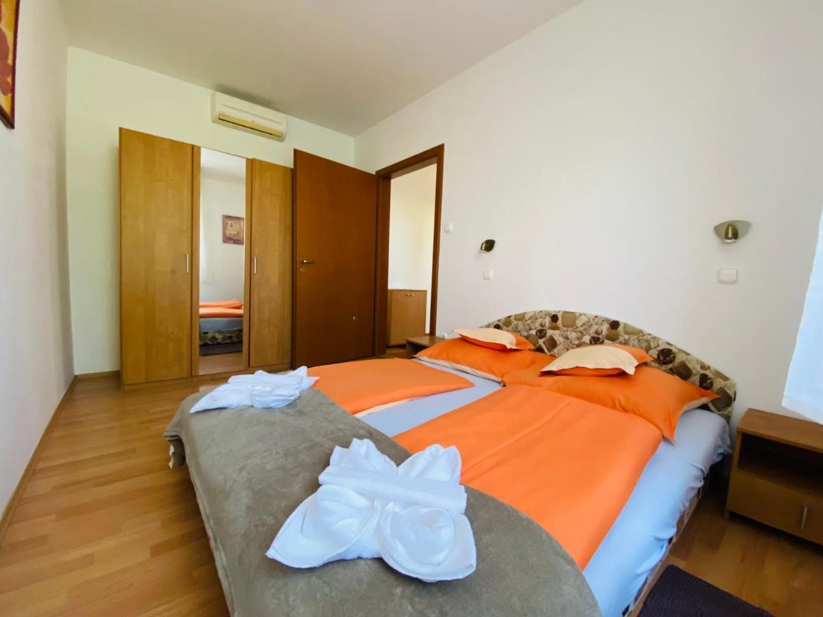 Appartement Gabi Lux Apartman à Hajdúszoboszló Extérieur photo