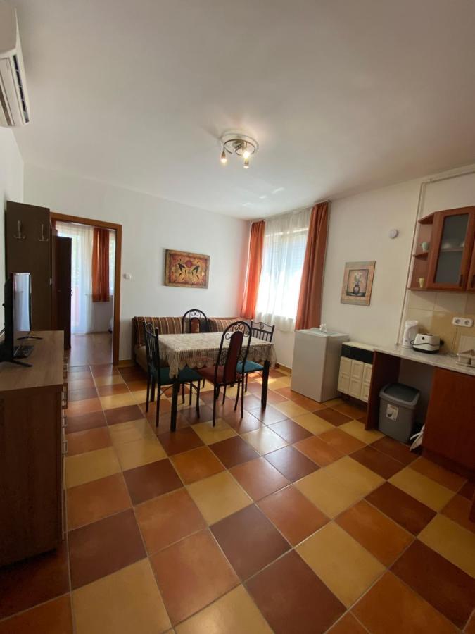 Appartement Gabi Lux Apartman à Hajdúszoboszló Extérieur photo