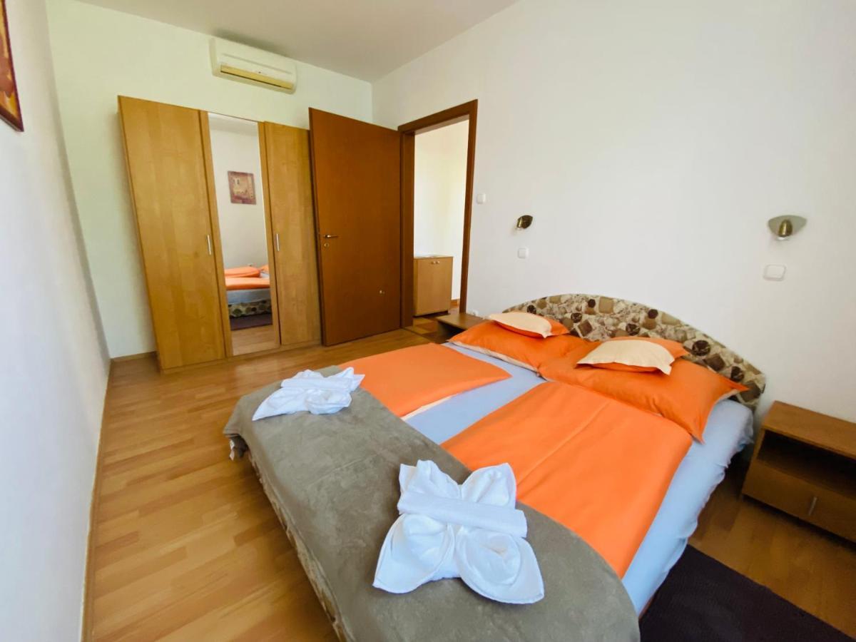 Appartement Gabi Lux Apartman à Hajdúszoboszló Extérieur photo