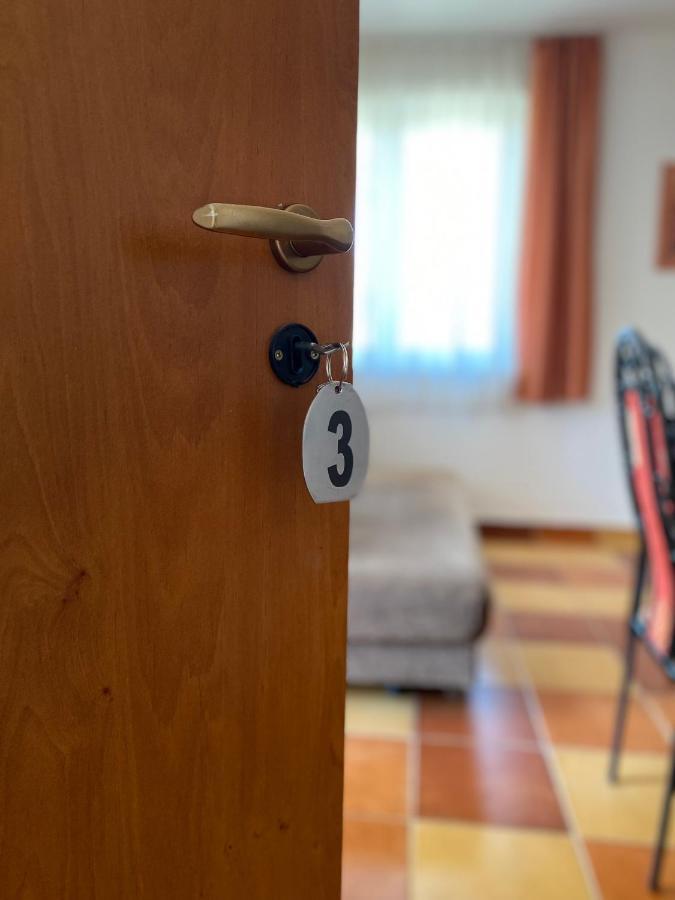 Appartement Gabi Lux Apartman à Hajdúszoboszló Extérieur photo